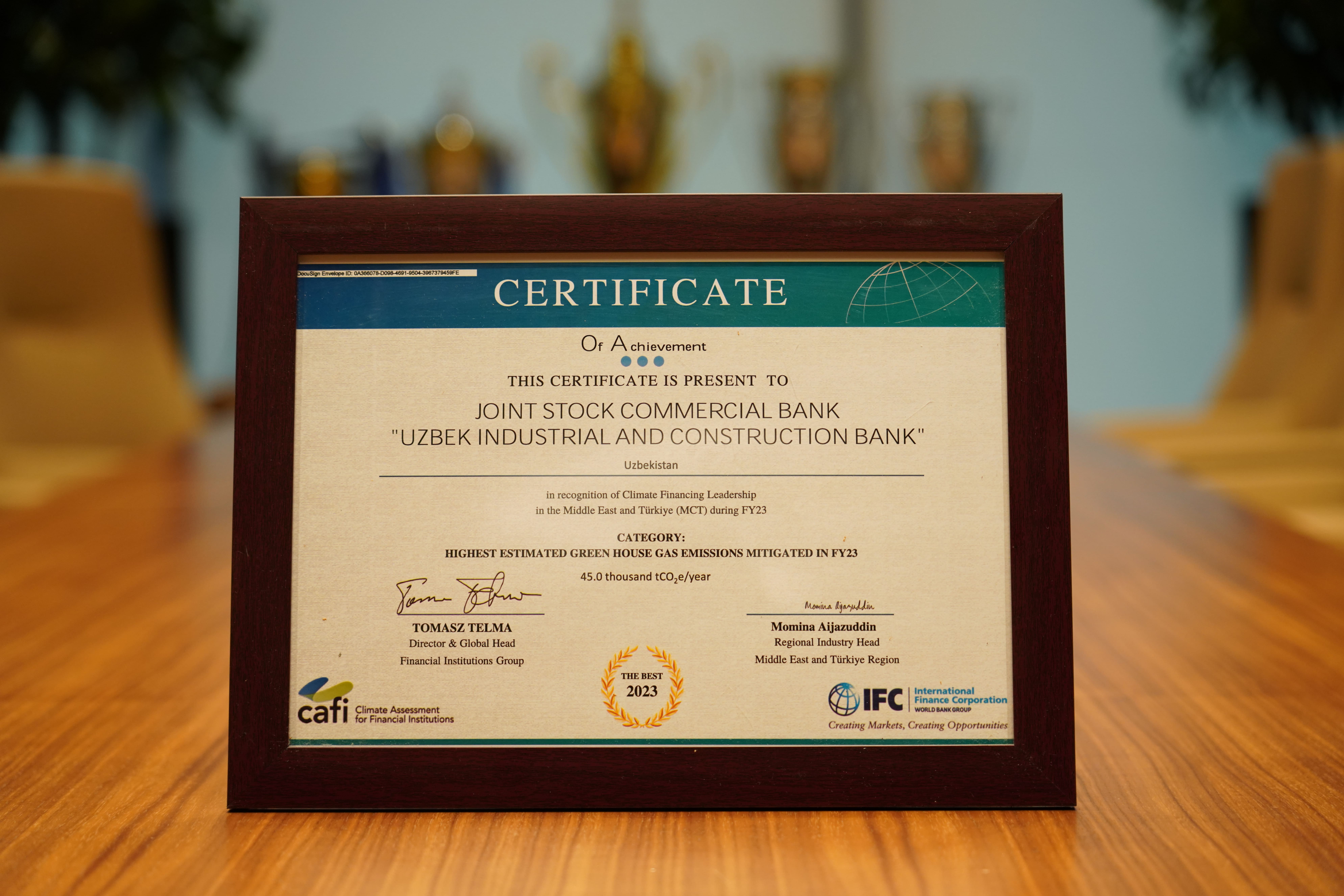 Сертификат от Международной финансовой корпорации (МФК) по категории «Самые высокие оценочные сокращения выбросов парниковых газов в 2023 финансовом году» (2023) Sertificate